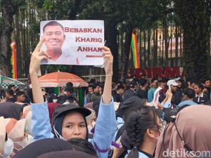 Aksi di DPRD Riau, Mahasiswa Unri Tuntut Aktivis Khariq Anhar Dibebaskan Aksi di DPRD Riau, Mahasiswa Unri Tuntut Aktivis Khariq Anhar Dibebaskan