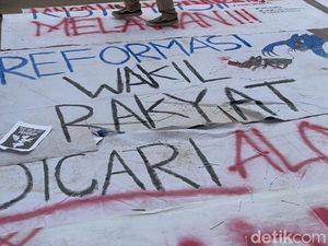 Mahasiswa FISIP Untan Tabur Cotton Bud Sindir Wakil Rakyat Budek Mahasiswa FISIP Untan Tabur Cotton Bud Sindir Wakil Rakyat Budek