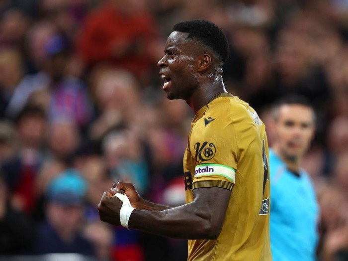 Soccer Football - Premier League - Aston Villa v Crystal Palace - Villa Park, Birmingham, Britain - August 31, 2025 Crystal Palace's Marc Guehi celebrates scoring their second goal Action Images via Reuters/Craig Brough EDITORIAL USE ONLY. NO USE WITH UNAUTHORIZED AUDIO, VIDEO, DATA, FIXTURE LISTS, CLUB/LEAGUE LOGOS OR 'LIVE' SERVICES. ONLINE IN-MATCH USE LIMITED TO 120 IMAGES, NO VIDEO EMULATION. NO USE IN BETTING, GAMES OR SINGLE CLUB/LEAGUE/PLAYER PUBLICATIONS. PLEASE CONTACT YOUR ACCOUNT REPRESENTATIVE FOR FURTHER DETAILS..