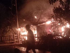 Kebakaran Hanguskan Kios-Rumah di Maros Diduga Akibat Korsleting Listrik