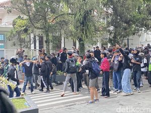 Aksi di DPRD Kota Sukabumi Ricuh!