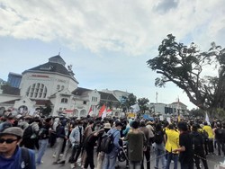 Ratusan Massa Aksi Penuhi Titik Nol Kota Medan, Sampaikan Sejumlah Tuntutan