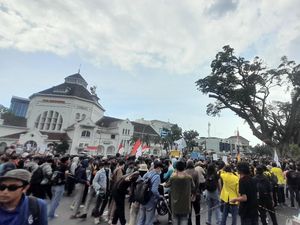 Ratusan Massa Aksi Penuhi Titik Nol Kota Medan, Sampaikan Sejumlah Tuntutan Ratusan Massa Aksi Penuhi Titik Nol Kota Medan, Sampaikan Sejumlah Tuntutan