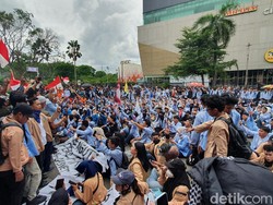 Massa Tiba di DPRD Sumsel, Tuntut Kenaikan Gaji, Tunjangan DPR-Ojol Tewas