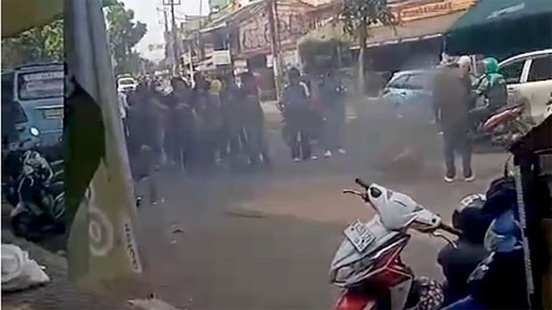 Sejumlah mahasiswa menggelar demo di depan kampus Universitas Islam Negeri (UIN) Jakarta, Ciputat Timur, Tangsel.