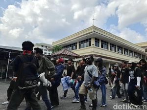 Sampaikan 11 Tuntutan, Massa Demo di DPRD DIY Bubarkan Diri Sampaikan 11 Tuntutan, Massa Demo di DPRD DIY Bubarkan Diri