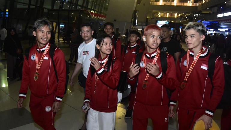 Para atlet kebanggaan Indonesia itu tiba di Tanah Air melalui Bandara Soekarno-Hatta, Minggu (31/8/2025) malam. Mereka disambut hangat oleh jajaran pengurus PB Pertacami, termasuk Wakil Ketua Umum III Richard Sosrodjojo dan Sekjen Rafiq Radinal. Dok Pertacami