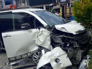 Mobil Lompati Pembatas Jalan Lalu Tabrak Pemotor hingga Luka di Depok