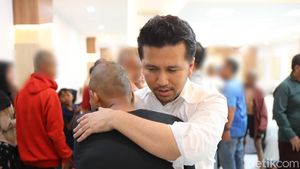 Momen Wagub Emil Temui  Pembakar Ruang Kerjanya di Grahadi