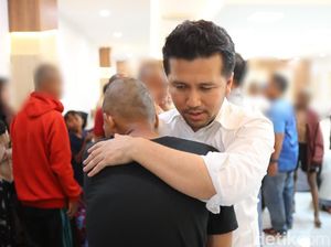 Momen Wagub Emil Temui Pembakar Ruang Kerjanya di Grahadi Momen Wagub Emil Temui Pembakar Ruang Kerjanya di Grahadi