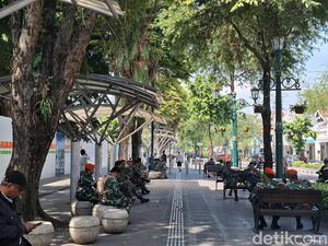 TNI-Polisi Lakukan Pengamanan di DPRD DIY Pagi Ini