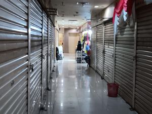 Detik-detik Mencekam Pedagang Pasar Senen: Listrik Padam, Kabur Takut Dijarah Detik-detik Mencekam Pedagang Pasar Senen: Listrik Padam, Kabur Takut Dijarah