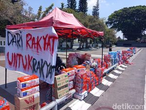 Donasi dari Warga Berdatangan Jelang Demo di Depan DPRD Temanggung Donasi dari Warga Berdatangan Jelang Demo di Depan DPRD Temanggung