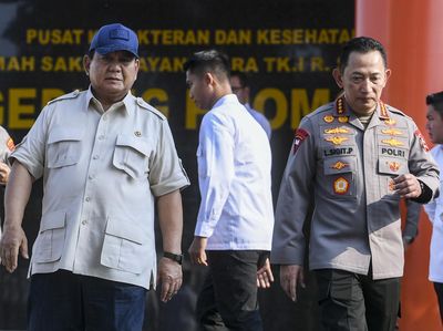 Prabowo Jenguk Polisi Terluka, Janjikan Pangkat Luar Biasa