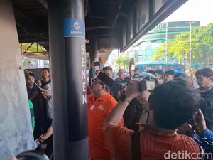 Rano Ikut Bersih-bersih Halte Senen, Imbau Jangan Rusak Fasilitas Umum Rano Ikut Bersih-bersih Halte Senen, Imbau Jangan Rusak Fasilitas Umum