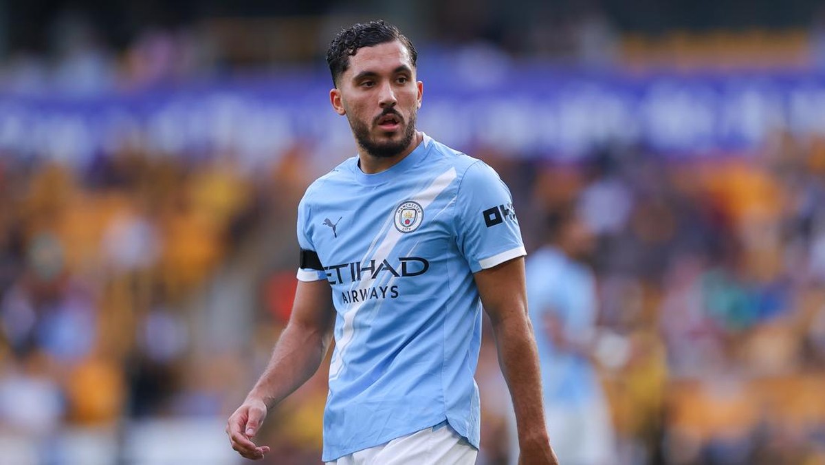 Rayan Cherki cedera dan harus absen sekitar 2 bulan. (Foto: James Gill - Danehouse/Getty Images)