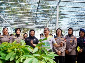 Rocky Gerung Puji Polwan Polda Riau Kawal Demo: Penting untuk Damai Negeri Rocky Gerung Puji Polwan Polda Riau Kawal Demo: Penting untuk Damai Negeri