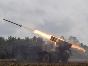 Roket Menggelegar di Langit Sumsel, Super Garuda Shield 2025 Panaskan Medan Latihan Roket Menggelegar di Langit Sumsel, Super Garuda Shield 2025 Panaskan Medan Latihan