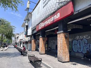 Penampakan Toko-toko Malioboro Tutup Jelang Aksi Massa di DPRD DIY Penampakan Toko-toko Malioboro Tutup Jelang Aksi Massa di DPRD DIY