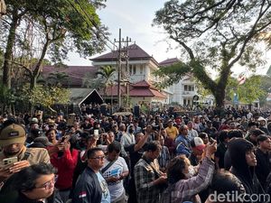 1000 Warga Kawal Aksi Damai yang Berlangsung di DPRD Kota Malang 1000 Warga Kawal Aksi Damai yang Berlangsung di DPRD Kota Malang