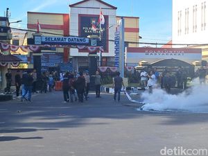Demo di Polrestabes Makassar Dibubarkan karena Tak Ada Izin, 5 Orang Diamankan Demo di Polrestabes Makassar Dibubarkan karena Tak Ada Izin, 5 Orang Diamankan