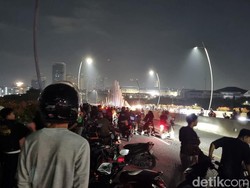 Bekasi Malam Ini: Warga Ramai di Jl Pangeran Jayakarta-Flyover Summarecon