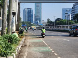 Situasi di Depan DPR Pagi Ini, Lalin Dibuka-Pagar Jebol Diperbaiki