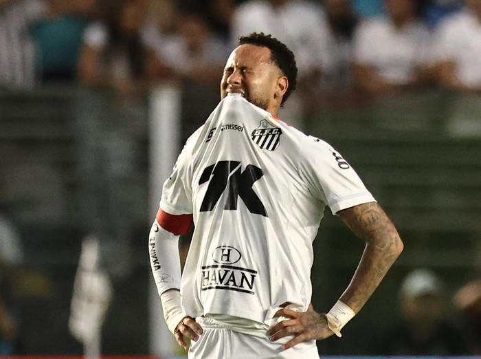 Soccer Football - Brasileiro Championship - Santos v Fluminense - Estadio Urbano Caldeira, Santos, Brazil - August 31, 2025 Santos Neymar reacts REUTERS/Thiago Bernardes