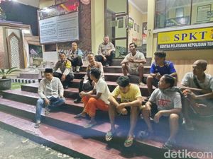 Solidaritas Warga Tuban Ikut Berjaga di Polsek Cegah Kericuhan Solidaritas Warga Tuban Ikut Berjaga di Polsek Cegah Kericuhan
