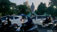 Suasana Jalan Gubernur Suryo Depan Grahadi Kembali Normal