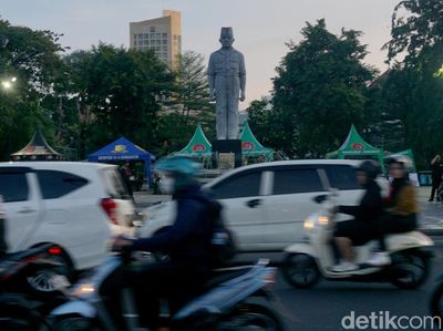 Suasana Jalan Gubernur Suryo Depan Grahadi Kembali Normal