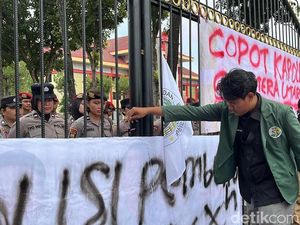 Demo di Polda Sumut, Mahasiswa Taburkan Bunga Demo di Polda Sumut, Mahasiswa Taburkan Bunga
