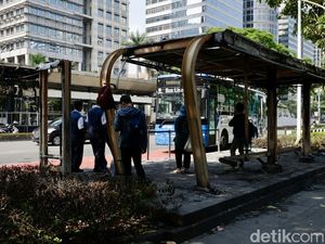 Warga Curhat Perjalanan ke Kantor Terhambat Halte TransJ Rusak Akibat Ricuh