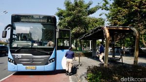 Transjakarta Tetap Angkut Penumpang dari Halte yang Terbakar
