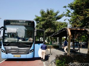 Transjakarta Tetap Angkut Penumpang dari Halte yang Terbakar Transjakarta Tetap Angkut Penumpang dari Halte yang Terbakar