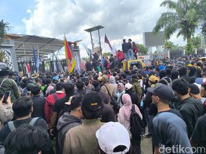 Video: Demo di Depan DPRD Kaltim Ricuh! Video: Demo di Depan DPRD Kaltim Ricuh!