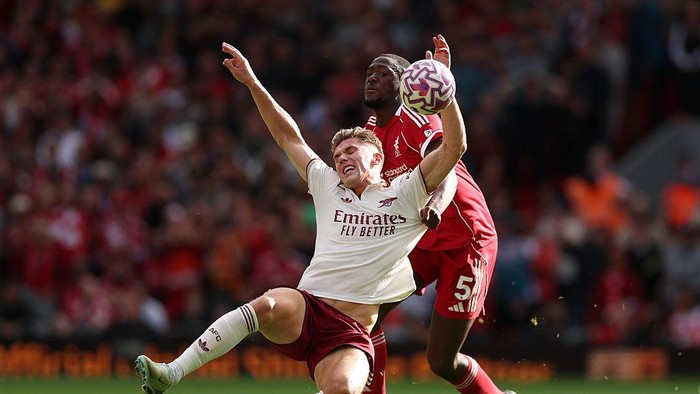 LIVERPOOL, ENGLAND - AUGUST 31: Viktor Gyoekeres of Arsenal is challenged by Ibrahima Konate of Liverpool during the Premier League match between Liverpool and Arsenal at Anfield on August 31, 2025 in Liverpool, England. (Photo by Alex Pantling/Getty Images)