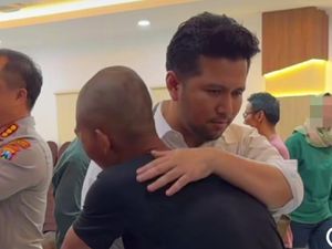 Reaksi Wagub Emil Saat Bertemu Pembakar Ruang Kerjanya di Grahadi Reaksi Wagub Emil Saat Bertemu Pembakar Ruang Kerjanya di Grahadi
