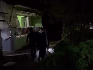 Pilu Warga Cianjur Tandu Lansia Sakit gegara Tak Ada Akses Mobil Pilu Warga Cianjur Tandu Lansia Sakit gegara Tak Ada Akses Mobil