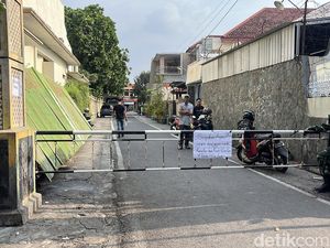 DPRD Solo Jadi Sasaran Demo, Warga Blokir Jalan Kampung Pakai Portal