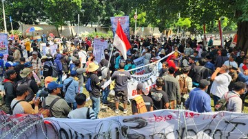 Warga Demo Desak KPK Tetapkan Bupati Pati Sudewo Tersangka