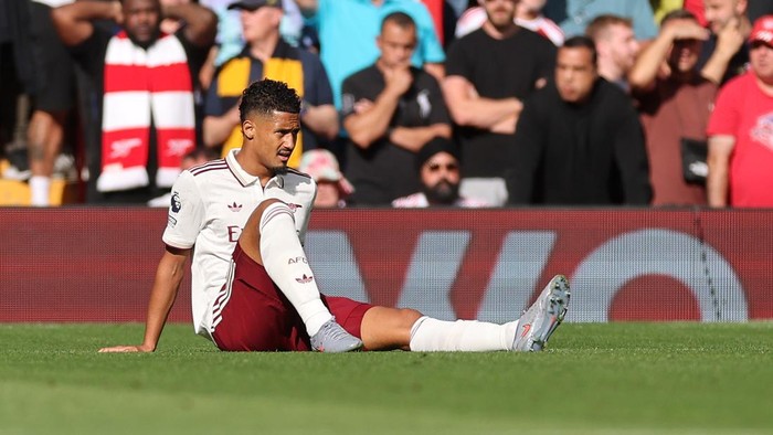 LIVERPOOL, ENGLAND - AUGUST 31: William Saliba of Arsenal reacts with an injury during the Premier League match between Liverpool and Arsenal at Anfield on August 31, 2025 in Liverpool, England. (Photo by Carl Recine/Getty Images)