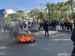 Demo 2 Kelompok Massa di Kantor Gubernur Sulsel, Lalin Macet Parah Demo 2 Kelompok Massa di Kantor Gubernur Sulsel, Lalin Macet Parah