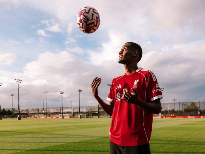 Liverpool memperkenalkan Alexander Isak sebagai pemain baru. Isak direkrut pada hari terakhir bursa transfer musim panas 2025.