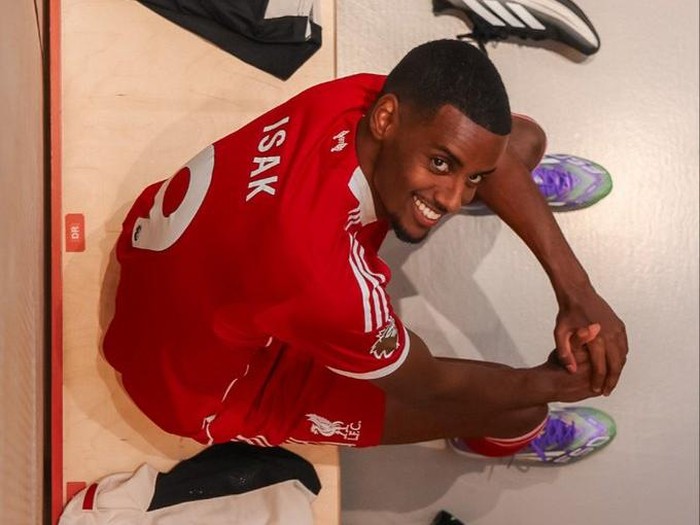 Liverpool memperkenalkan Alexander Isak sebagai pemain baru. Isak direkrut pada hari terakhir bursa transfer musim panas 2025.