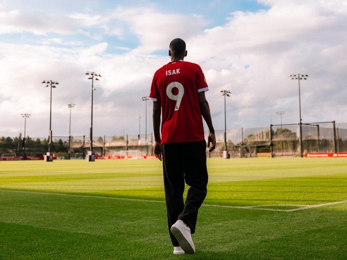 Liverpool memperkenalkan Alexander Isak sebagai pemain baru. Isak direkrut pada hari terakhir bursa transfer musim panas 2025.