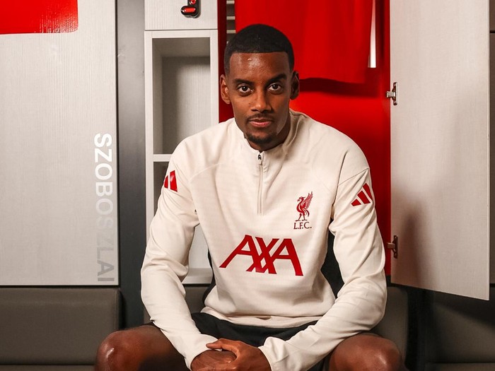 Liverpool memperkenalkan Alexander Isak sebagai pemain baru. Isak direkrut pada hari terakhir bursa transfer musim panas 2025.