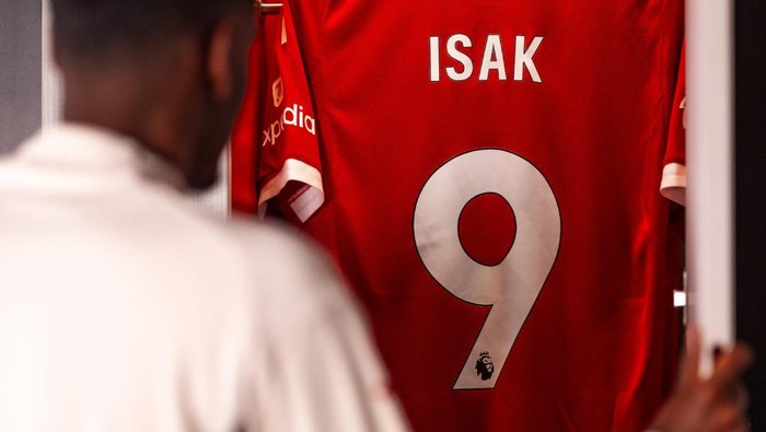 Liverpool memperkenalkan Alexander Isak sebagai pemain baru. Isak direkrut pada hari terakhir bursa transfer musim panas 2025.