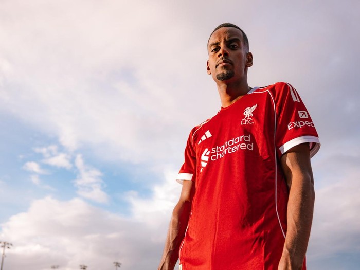 Liverpool memperkenalkan Alexander Isak sebagai pemain baru. Isak direkrut pada hari terakhir bursa transfer musim panas 2025.