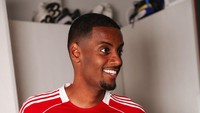 4. Newcastle - Hasil jualan pemainnya menghasilkan 157 juta paun menurut Sky Sports (152 juta paun dari hitungan BBC). Salah satu yang dijual adalah Alexander Isak (ke Liverpool seharga 125 juta paun). Foto: Liverpool FC